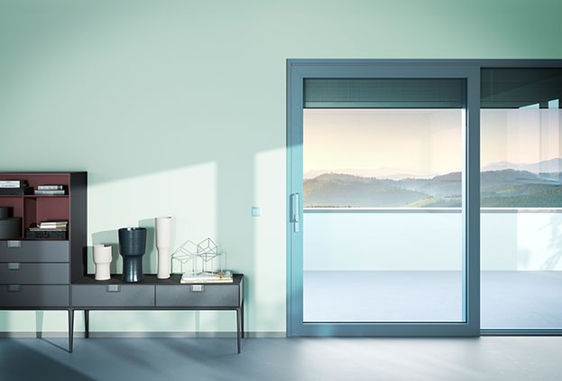 Designvielfalt-Wohnzimmer mit blauem Fenster Innenansicht