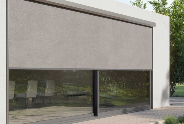 Zipscreen-Wohnhaus mit halb heruntergelassenen Zipscreens