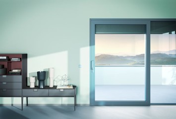 Designvielfalt-le Corbusier Wohnzimmer mit gruenem Fenster Innenansicht