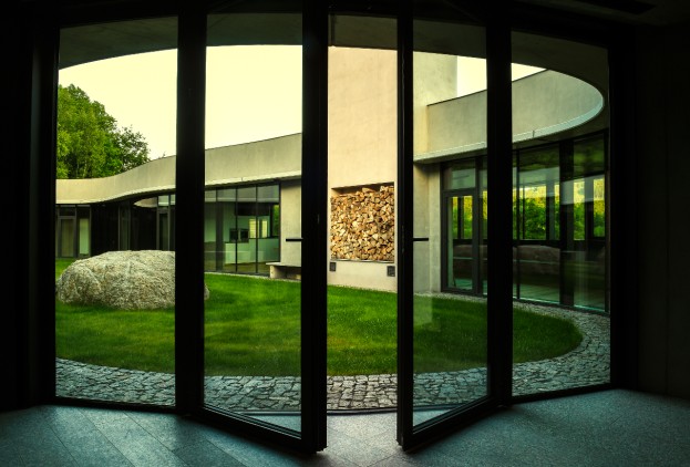 Terrassentuer-geoeffnete-Fenstertuer