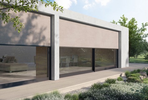 Foerderung-Fenster mit halb heruntergelassenem Rollladen