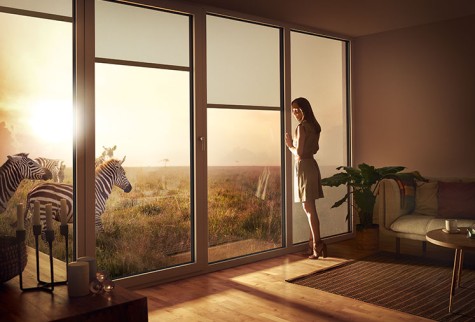 Designvielfalt-Frau neben Fenster mit Sonnenschutz