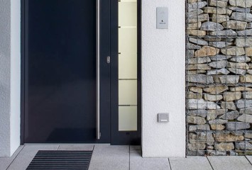 Modernisierung-Detailansicht graue Haustuer