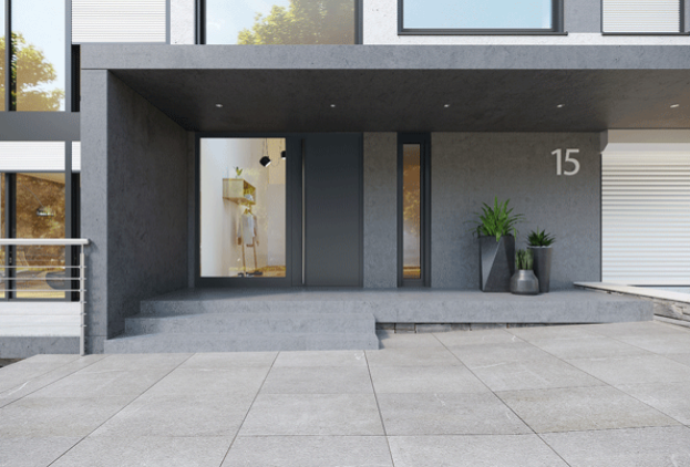 Hauseingan Aussenansicht in grau