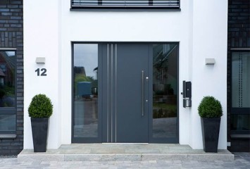 Vordach-anthrazitfarbene-Aluminium-Haustuer-nach-mass-mit-Seitenteilen