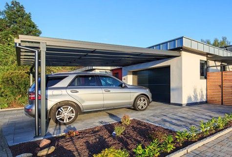 Modernisierung-Carport mit Auto seitlicher Blick
