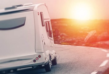 Alu Carport-Wohnmobil-vor-untergehender-Sonne