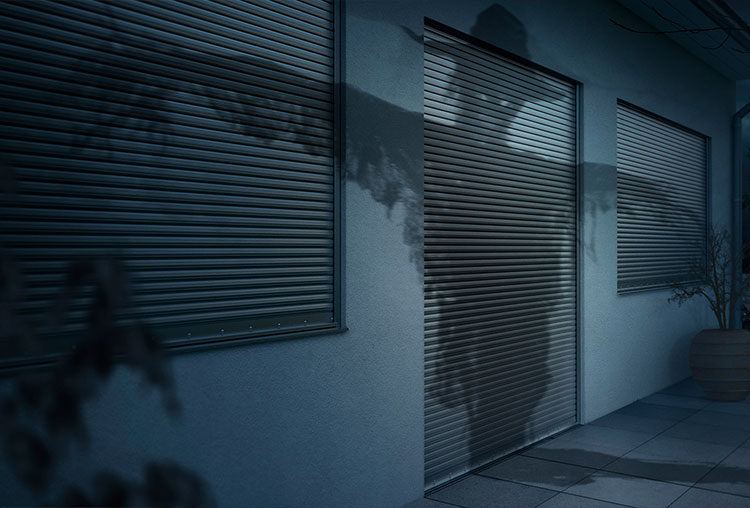 Aluminium-Rollladen geschlossen bei Nacht