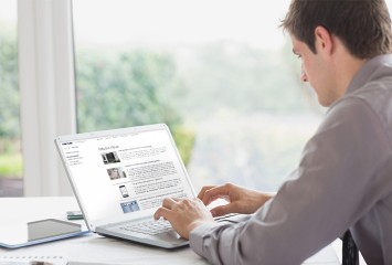 Unternehmen-heroal-Mitarbeiter-am-Tablet