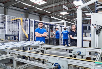 Unternehmen-heroal-Personen-im-Gespraech